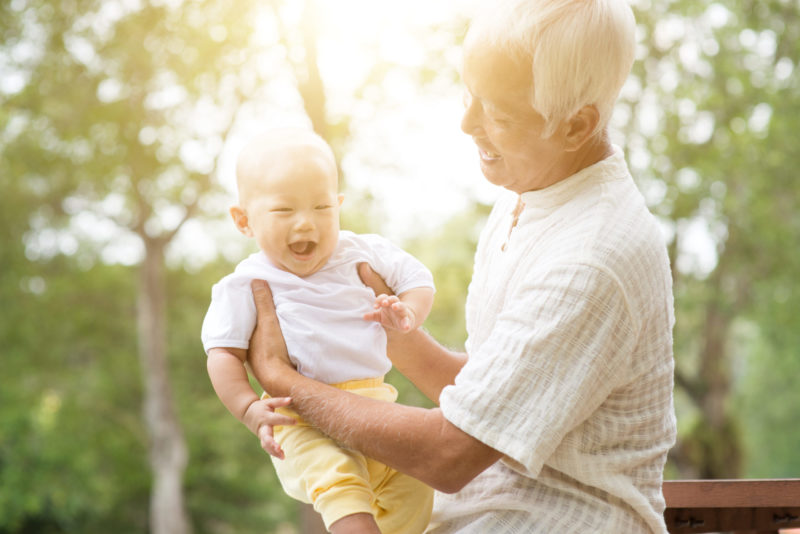 Devenir grands-parents: entre enthousiasme et « coup de vieux »