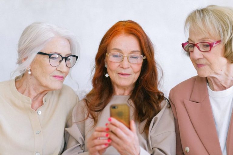 L’usage du smartphone s’est développé chez les seniors en 2020